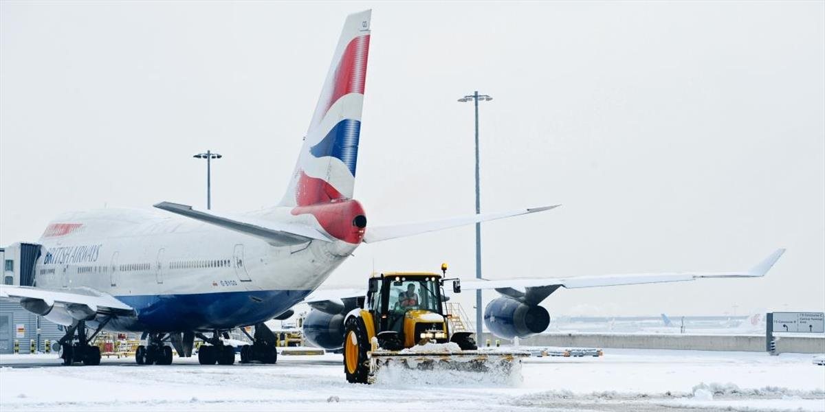 Londýnske letisko Heathrow zrušilo kvôli sneženiu 80 letov