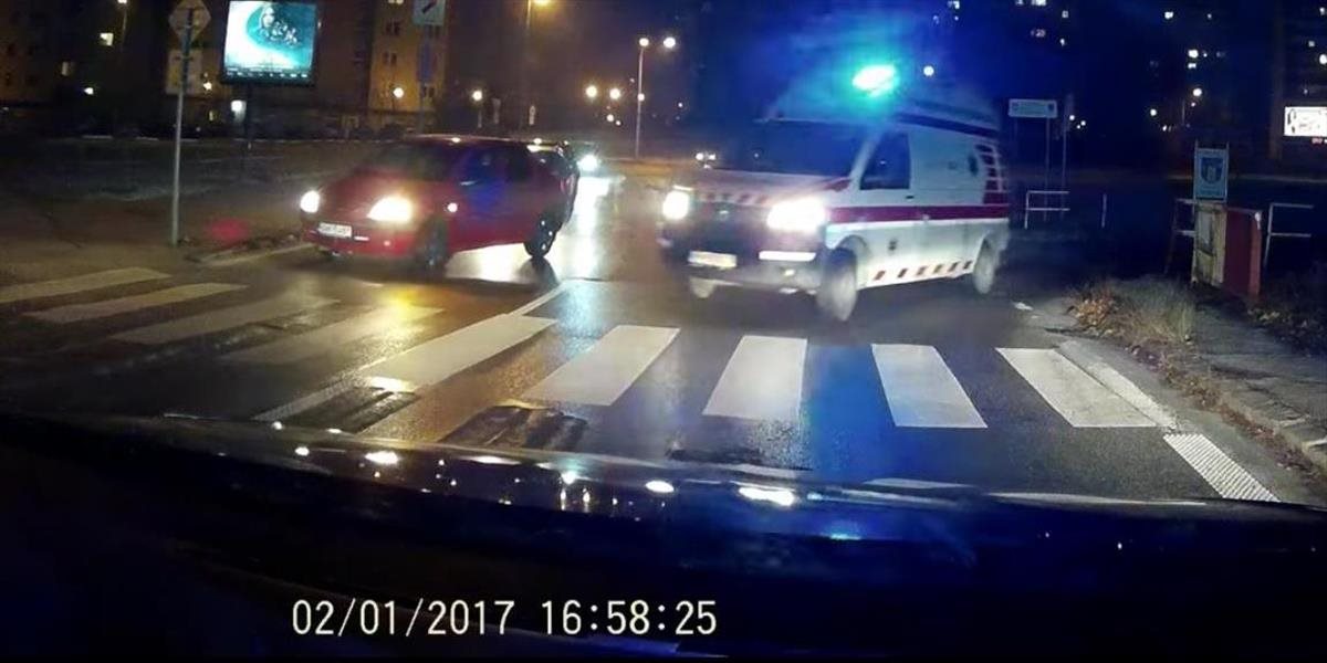 VIDEO Nahnevaný vodič sanitky pošle šoféra auta, ktoré ho blokuje do p**e!