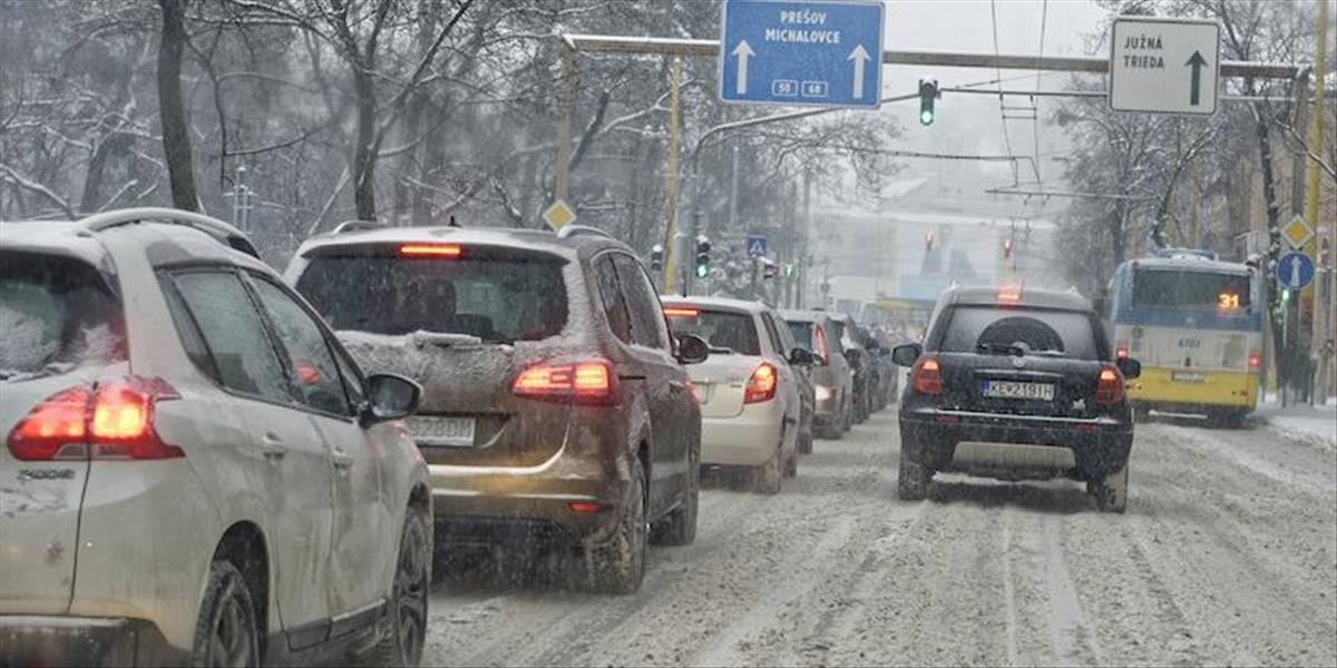 Meteorológovia vydali výstrahy: Na východe napadne pol metra snehu, doprava kolabuje
