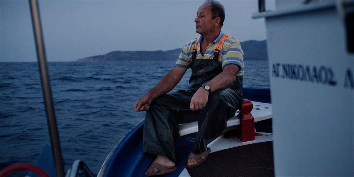 Grécki rybári, ktorí zachránili stovky migrantov, prišli o svoje člny