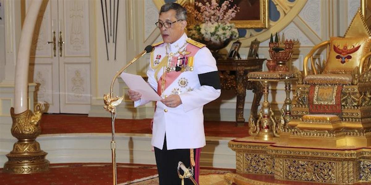 Thajský parlament schválil kráľom požadované zmeny ústavy