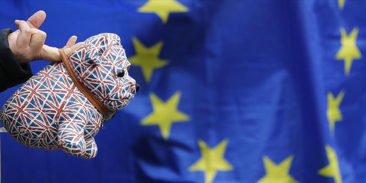 Británia má v rokovaniach o brexite horšiu pozíciu ako EÚ
