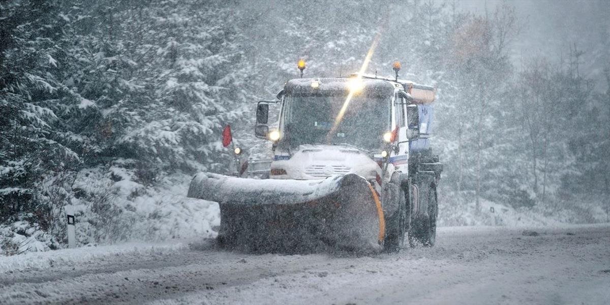 Sneh komplikuje dopravu: V týchto okresoch vyhlásili druhý kalamitný stupeň, má napadnúť až pol metra nového snehu!