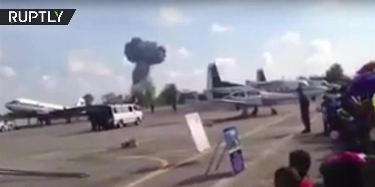 FOTO a VIDEO Tragédia na leteckej prehliadke: Pred očami divákov sa zrútila stíhačka