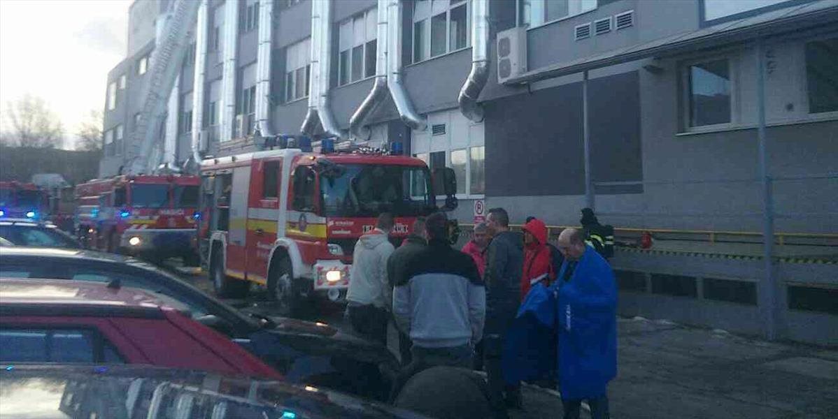FOTO V bratislavskej Dúbravke horí výrobná hala: Evakuovali 30 ľudí