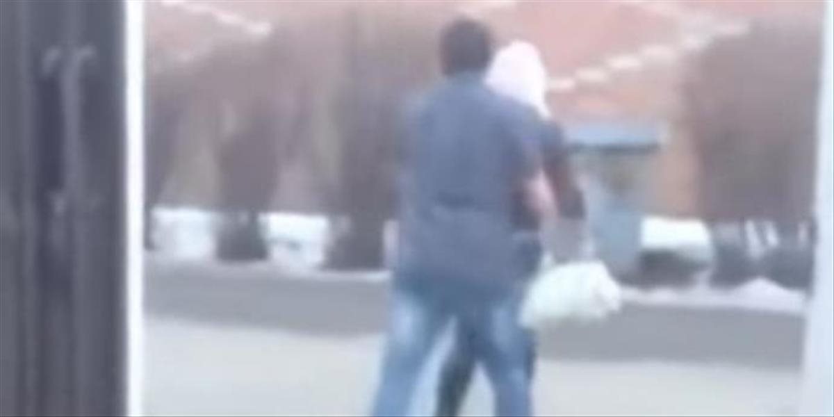 VIDEO Rus hodil svoju priateľku do koša lebo mu bola neverná