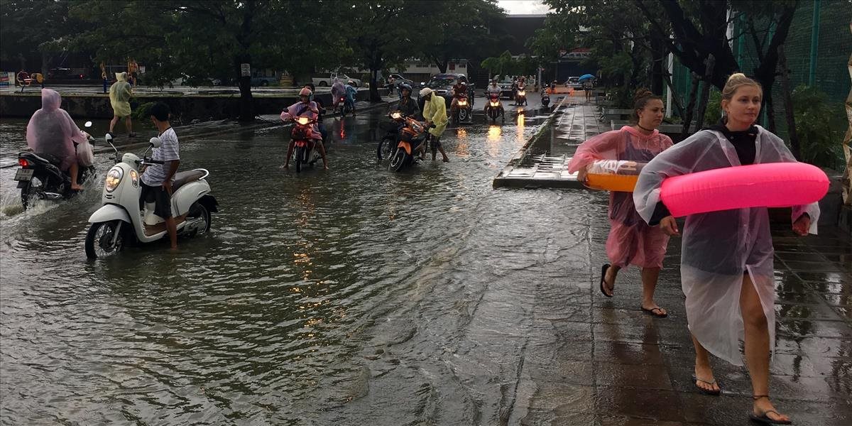 Thajsko trápia nezvyčajne silné lejaky a záplavy, utopilo sa už najmenej 43 ľudí