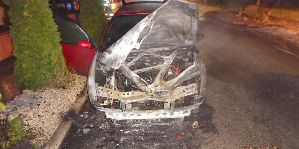FOTO Vo Veľkom Mederi v noci horeli autá, niekto ich úmyselne podpálil