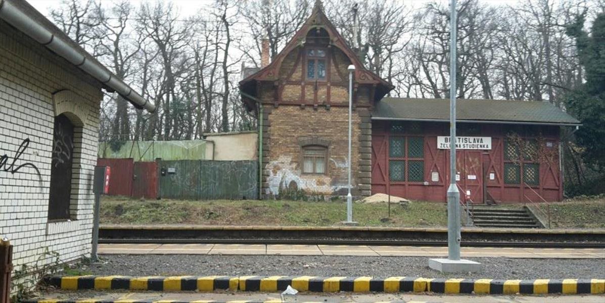 Na železničnej zastávke v Bratislave našli mŕtvu 19-ročnú ženu