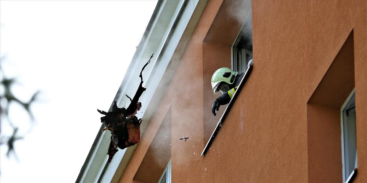 V Podunajských Biskupiciach zasahovali hasiči, muža z horiaceho bytu už nezachránili