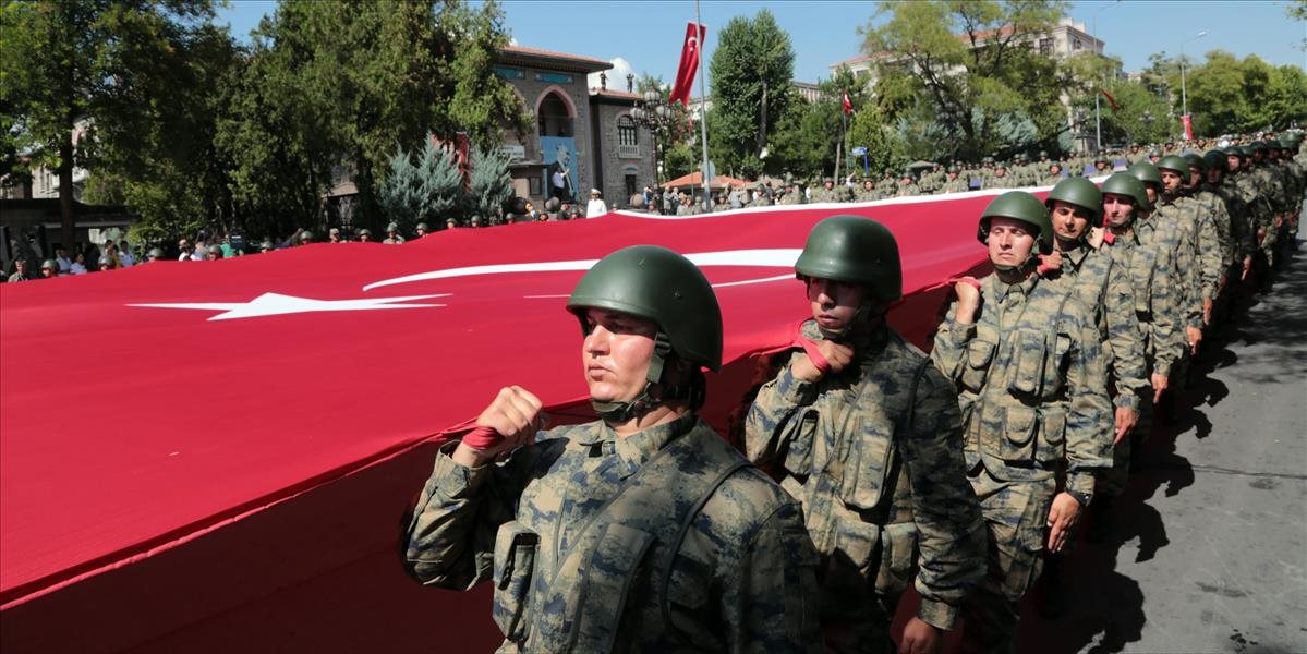 Pri vyšetrovaní pokusu o prevrat v Turecku vydali zatykače na stovky vojakov