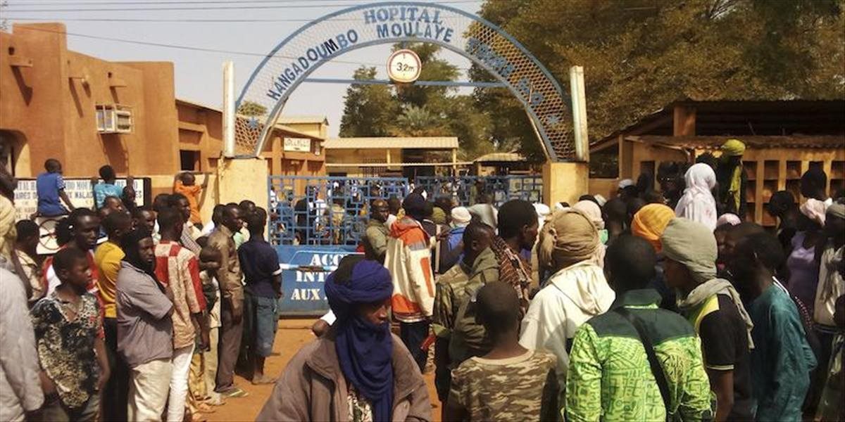 Bombový útok na vojenskú základňu v Mali si vyžiadal vyše 50 mŕtvych