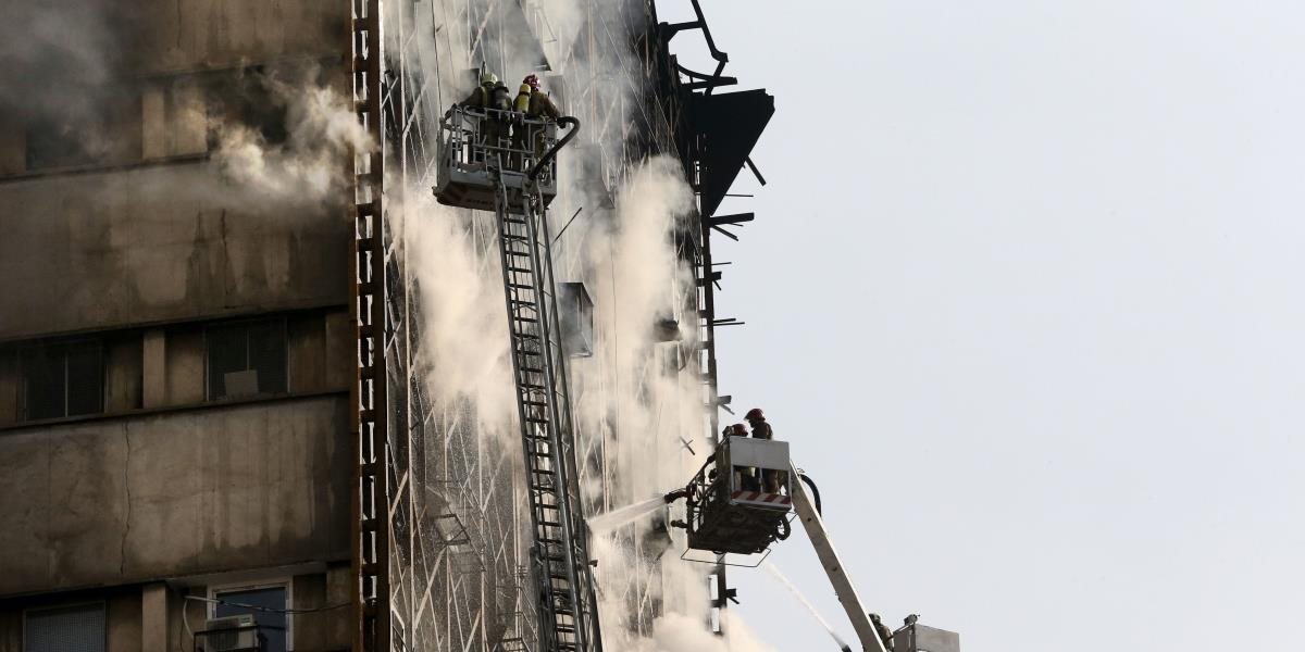 V Teheráne sa zrútila horiaca výšková budova, o život prišlo najmenej 30 hasičov