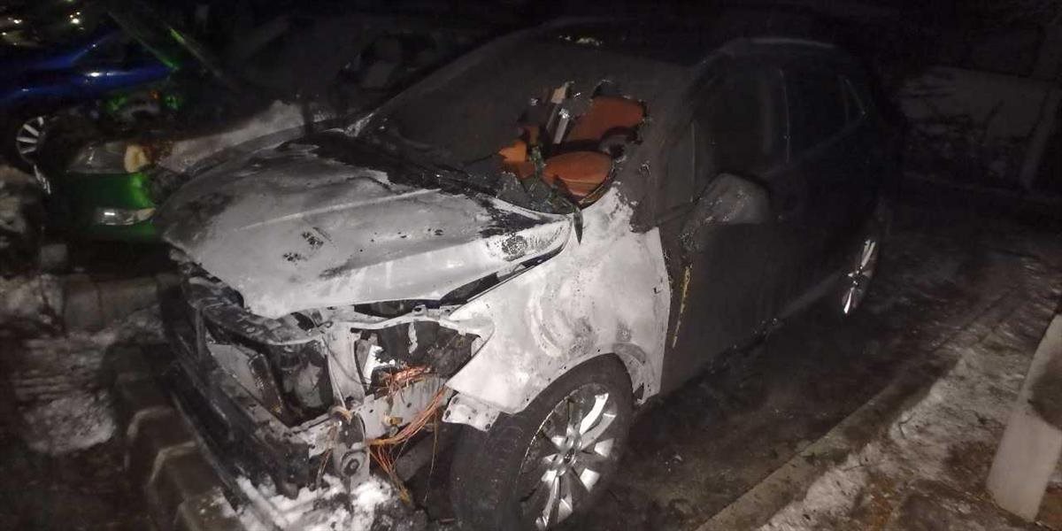 FOTO V Seredi niekto úmyselne podpálil auto, škodu vyčíslili na 15-tisíc eur