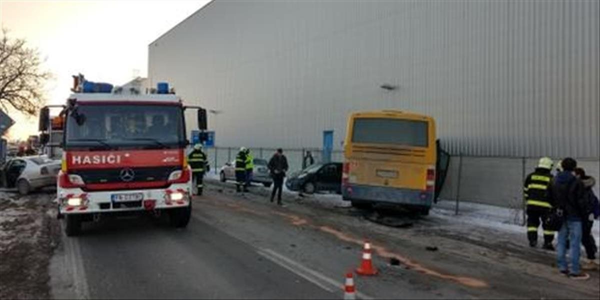 FOTO Vážna nehoda pri Piešťanoch: Autobus sa čelne zrazil s osobným autom, 9 zranených