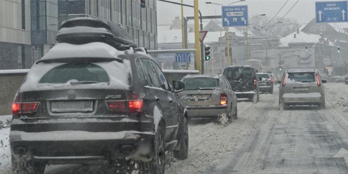 Sneh naďalej spôsobuje v Košiciach meškanie odvozu odpadu