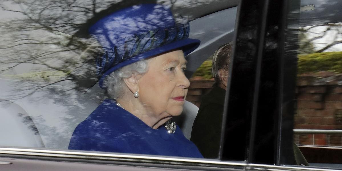 Britská kráľovná dostala k 90. narodeninám koňa i vrece so soľou