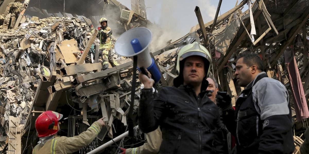 Záchranári stále pátrajú po ľuďoch v troskách zrútenej budovy v Teheráne