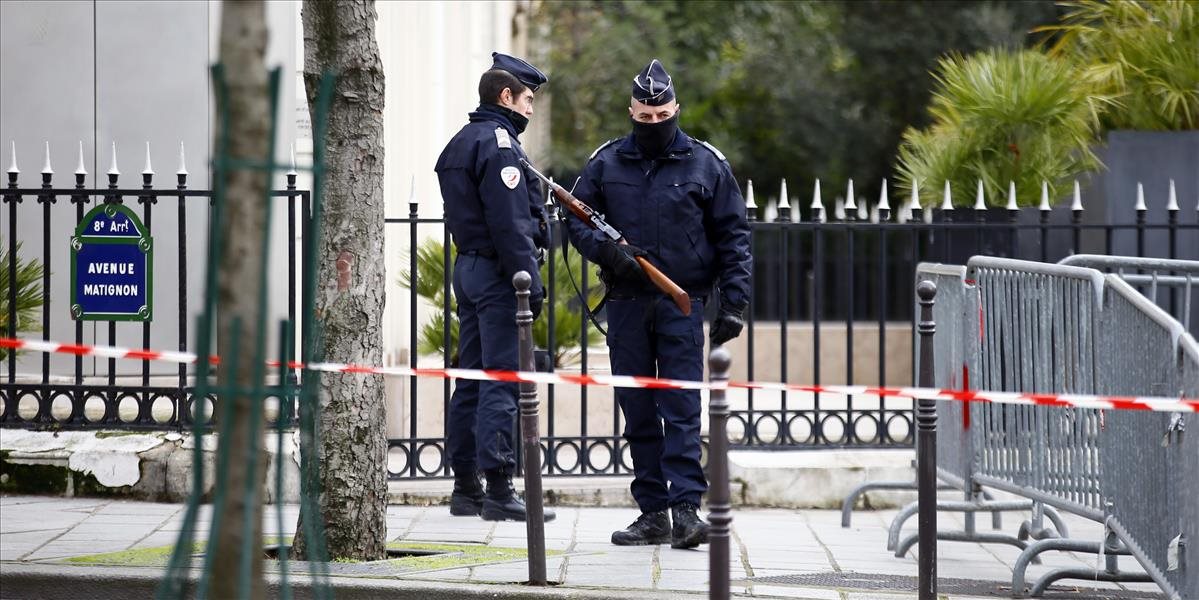 Parížska polícia pátra po útočníkovi, ktorý v metre dobodal niekoľko ľudí