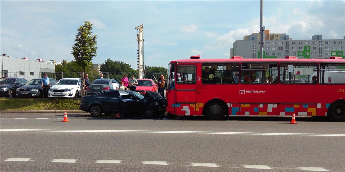 Pri zrážke trolejbusu a osobného auta v Bratislave sa zranili dve deti!