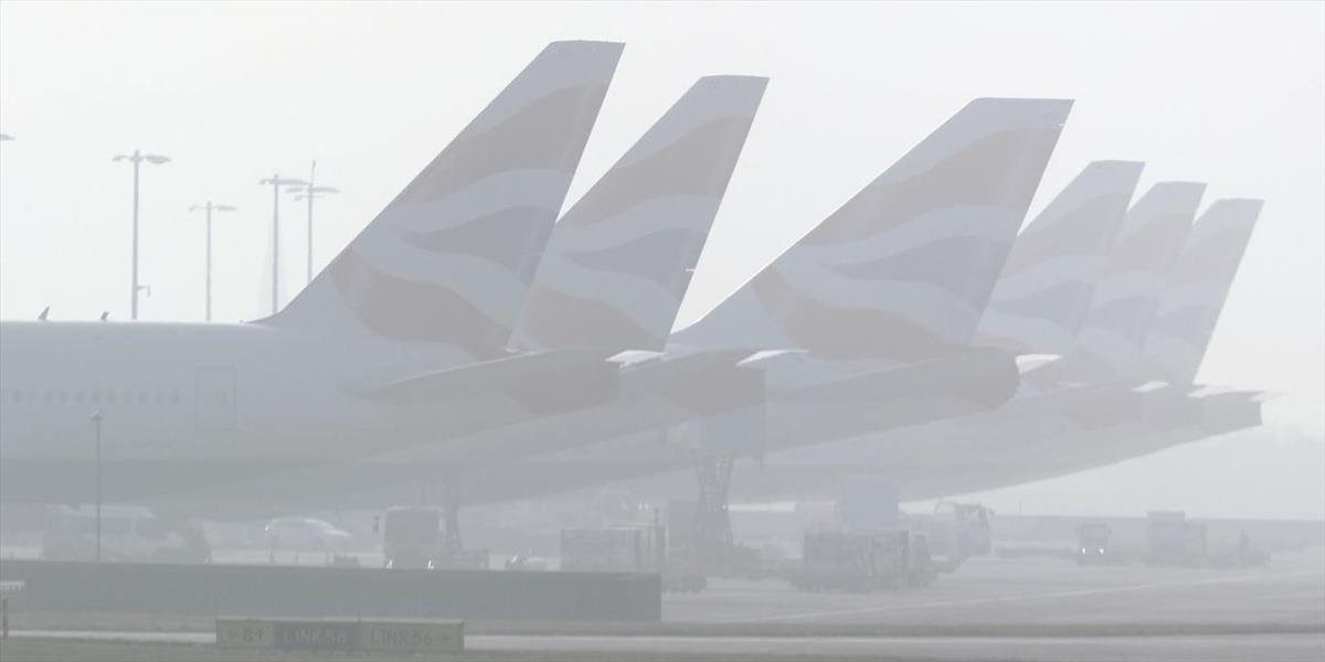 Londýnske letisko Heathrow zrušilo kvôli zlej viditeľnosti zhruba stovku letov