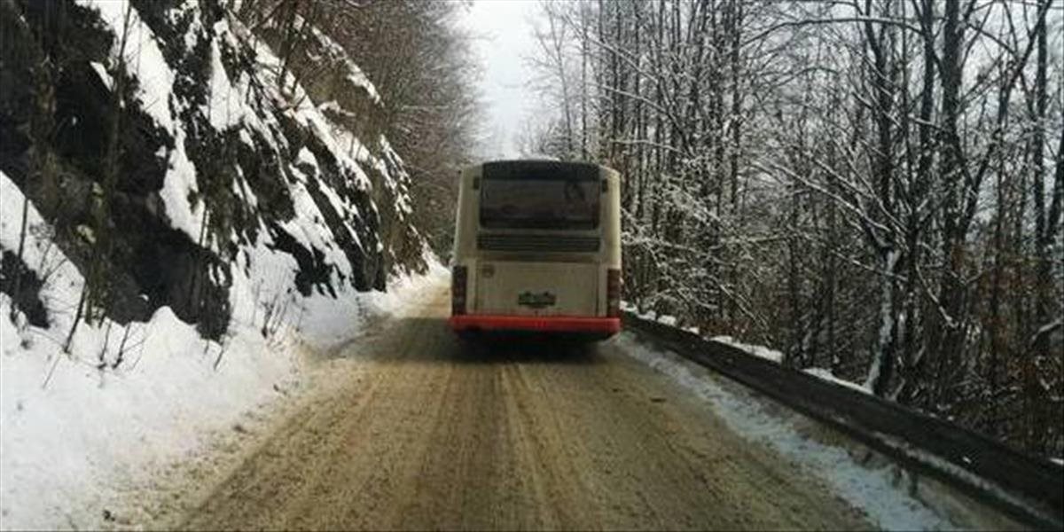 Na horskom priechode Zbojská je na vozovke utlačený sneh