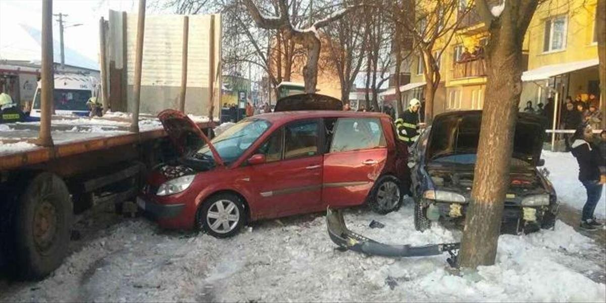 FOTO V Tornali vrazil kamión do áut, jeden človek zomrel