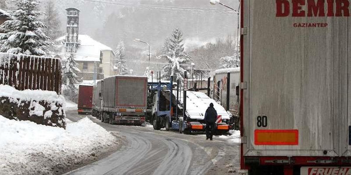 Práce na oprave cesty pri Kremnických Baniach pre počasie pozastavili