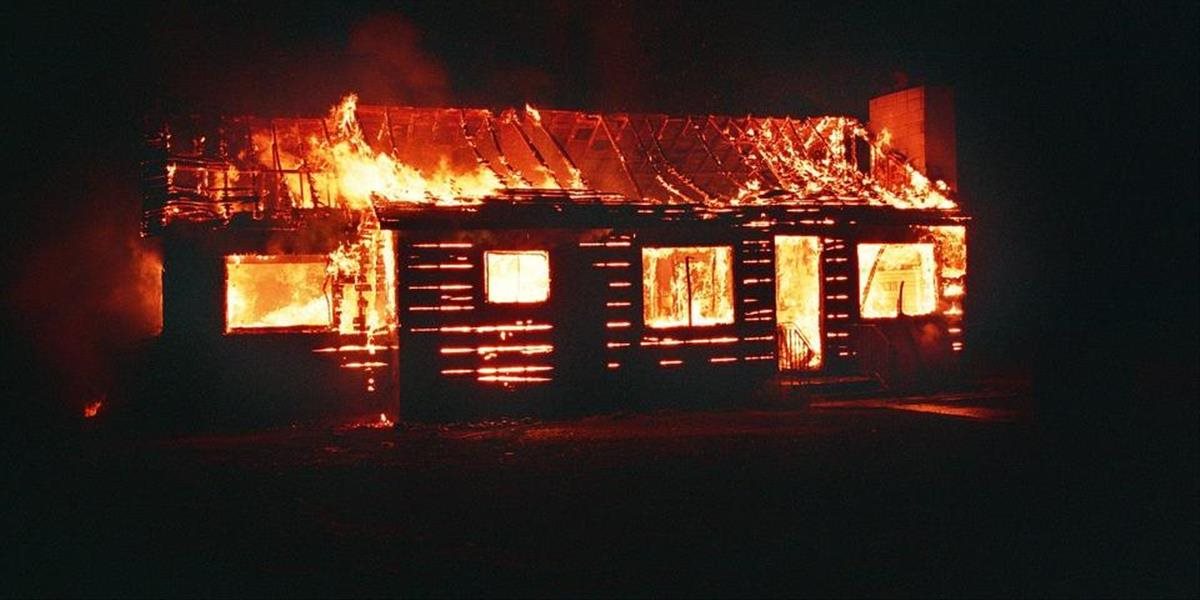 Predbežná škoda po požiari strechy na rodinnom dome je 25.000 eur