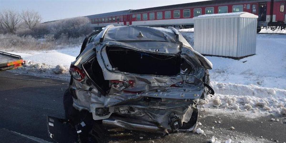 FOTO Po zrážke vlaku s autom pri Michalovciach vznikla škoda 16-tisíc