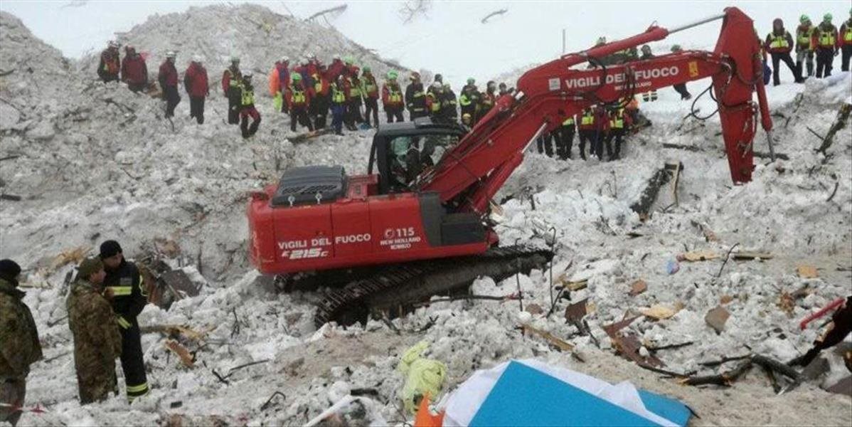 Záchranári vyťahujú už len mŕtve telá: Počet obetí lavíny v zasypanom hoteli stúpol na 24