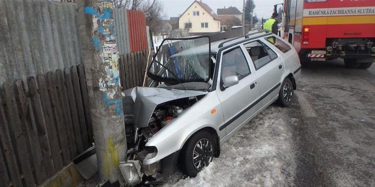 FOTO V Čereňanoch narazilo auto do stĺpa, zranili sa dvaja ľudia