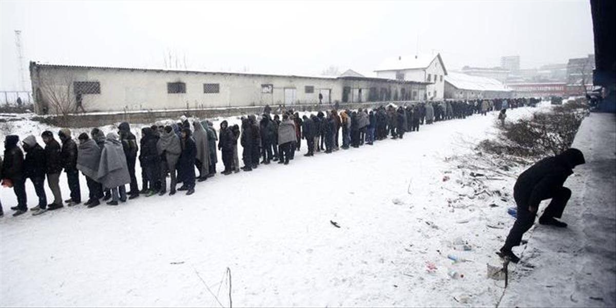 Stovky migrantov v Srbsku sa v mraze dožadovali otvorenia európskych hraníc