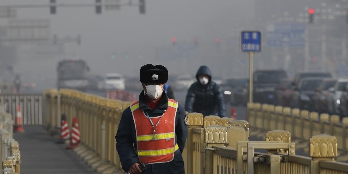 Peking pred začiatkom nového Roku Kohúta zahalil smog