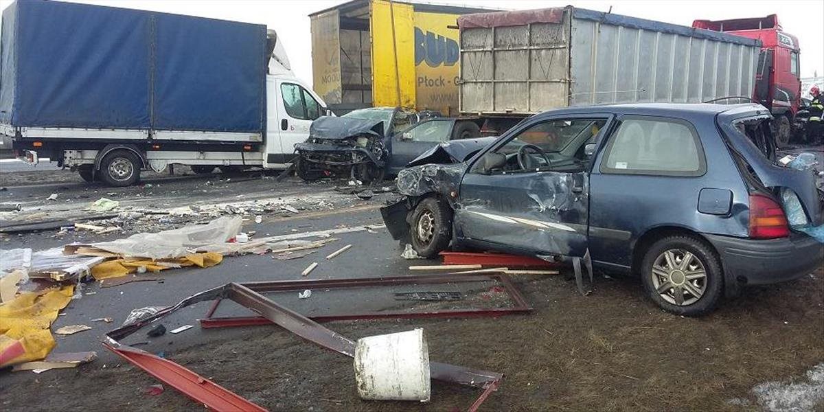 FOTO a VIDEO Hromadná havária diaľnici v Poľsku: Desiatky áut a najmenej 15 zranených