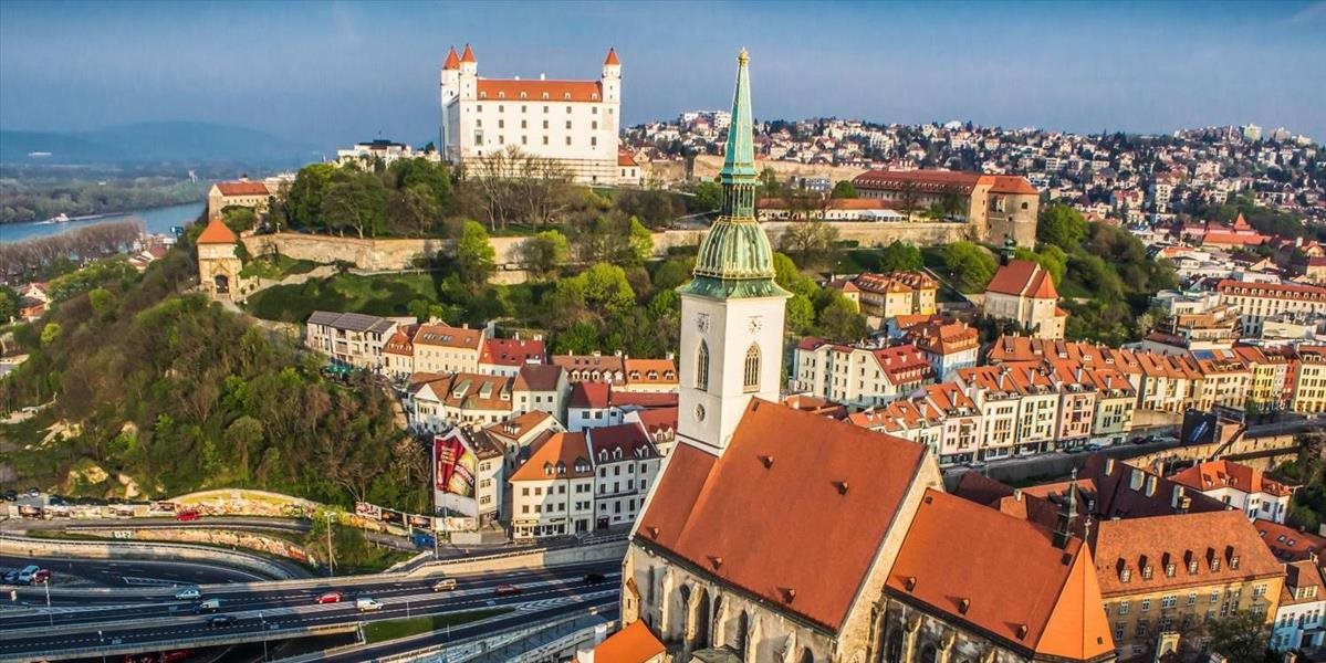V Bratislave sa šíri zápach: Plynári a hasiči zisťujú zdroj a príčinu