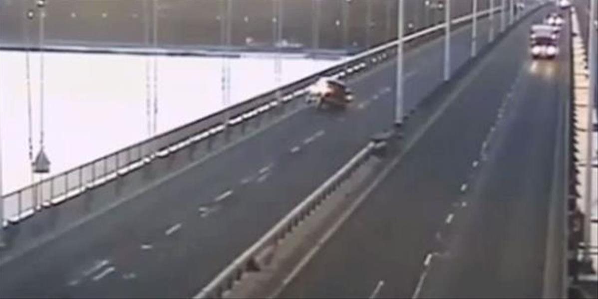 VIDEO Muž mal všetkého po krk: Na moste v rýchlosti strhol volant