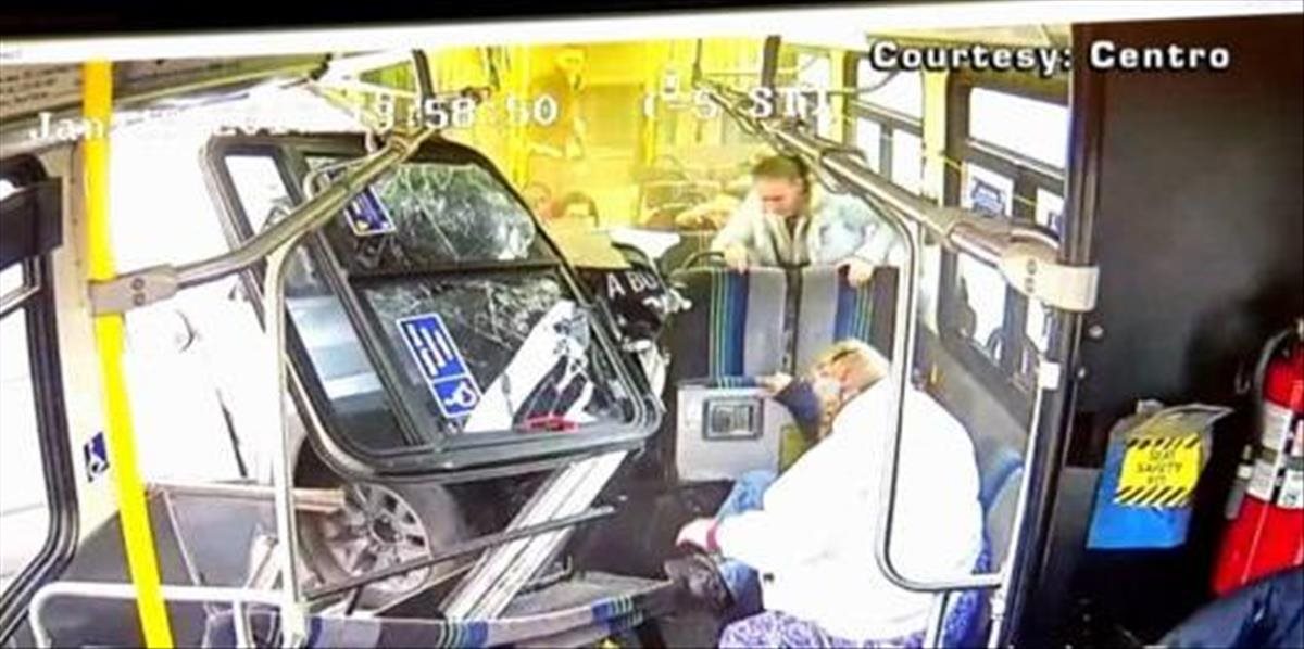 VIDEO Pomýlil si brzdu s plynom a skončil s autom v autobuse
