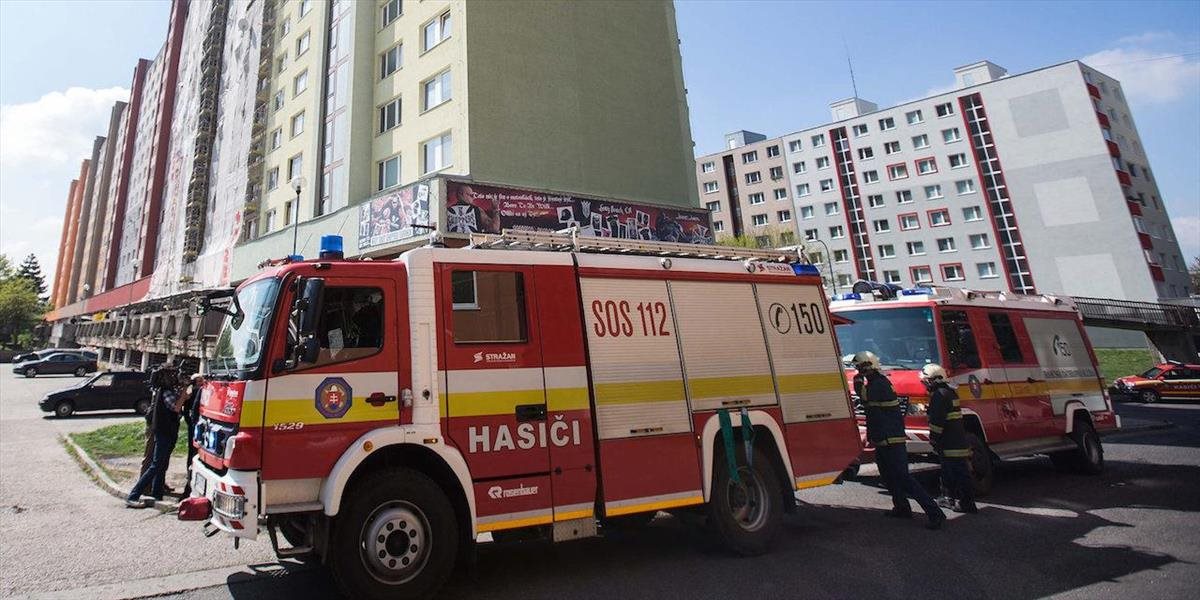 Hasiči zasahovali pri požiari pivničných priestorov bytového domu