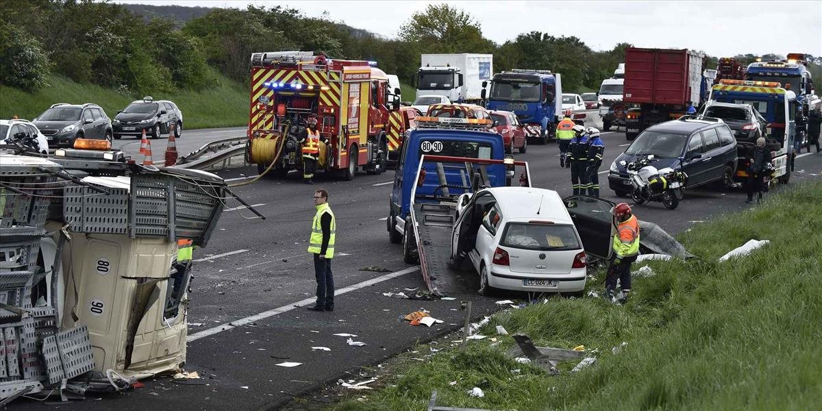 Hromadná zrážka vo Francúzsku si vyžiadala 65 zranených, z toho piatich ťažko