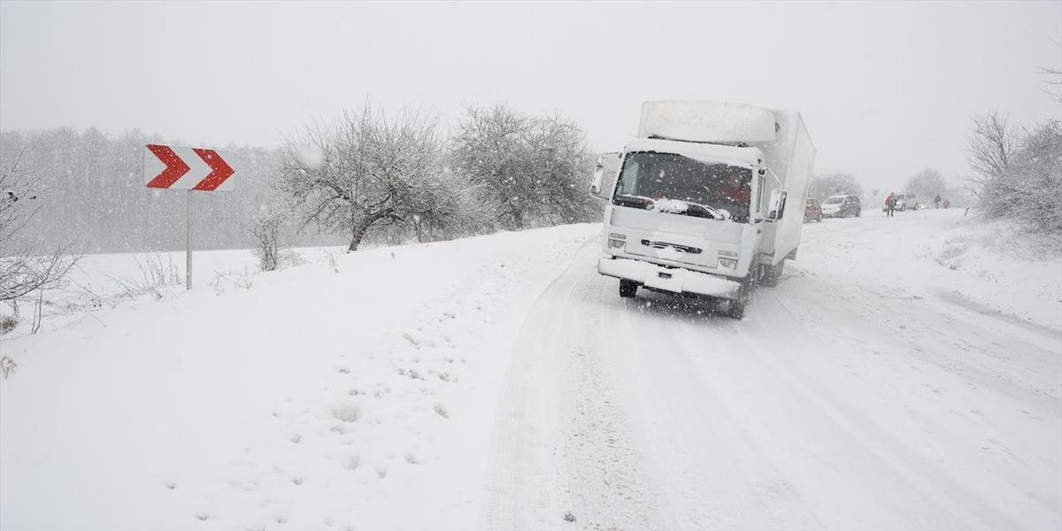 Vodiči pozor: Na horskom priechode Zbojská je na vozovke miestami utlačený sneh