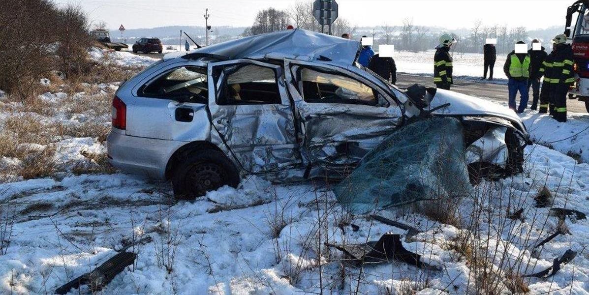 FOTO Tragická nehoda pri Veľkom Krtíši: Vodič nezastavil na stopke, o život prišla spolujazdkyňa
