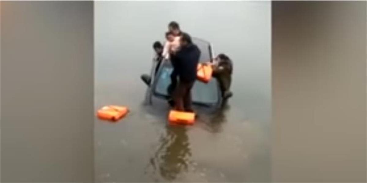 Dych-vyrážajúce VIDEO Otec s dieťaťom sa potápal na kapote auta, urobil zúfalý krok