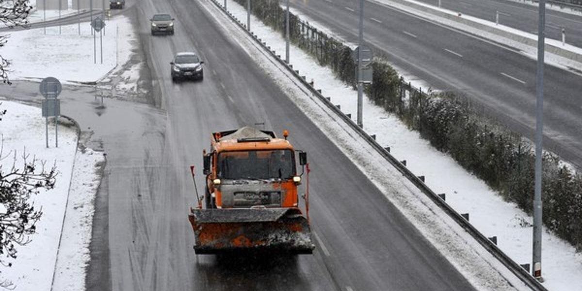 Situáciu na cestách môže komplikovať mrznúce mrholenie i sneženie
