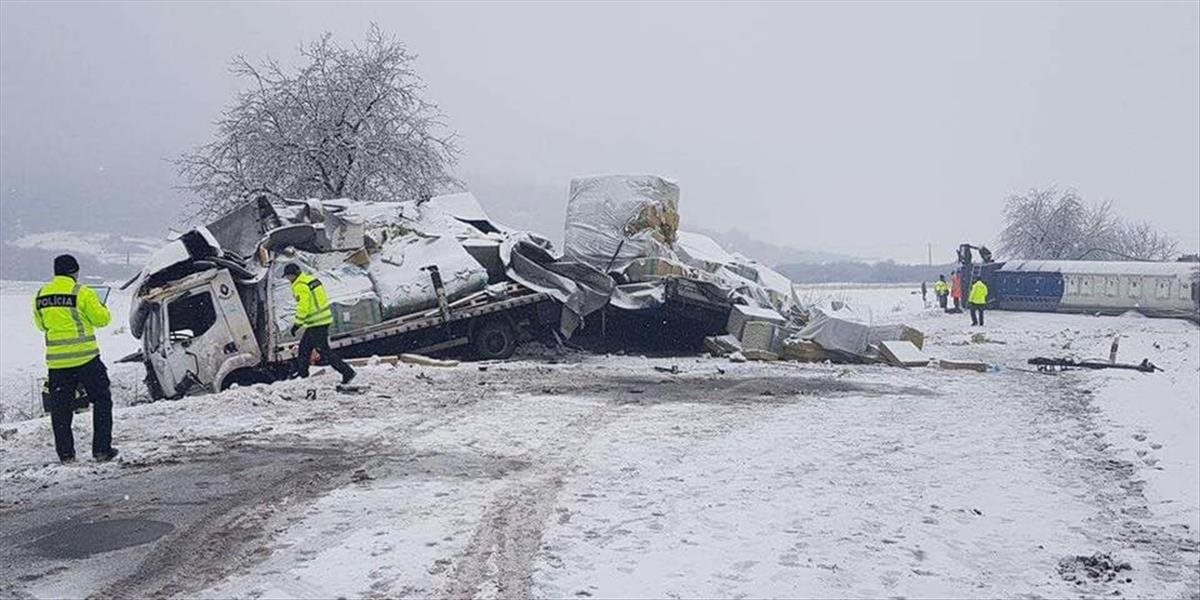 FOTO Tragická nehoda pri obci Fiľakovské Kľačany: Nehodu dvoch kamiónom s autom neprežila jedna osoba