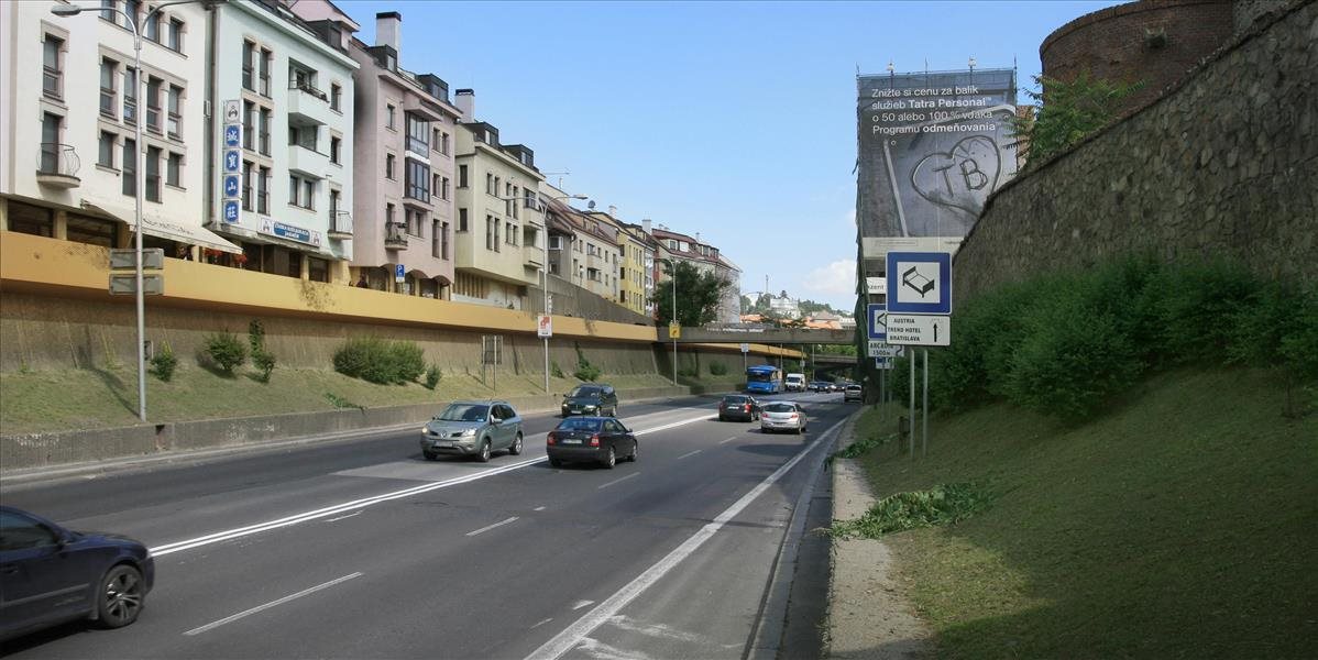 Bratislavské Staré Mesto už reguluje vjazd áut pod hradom