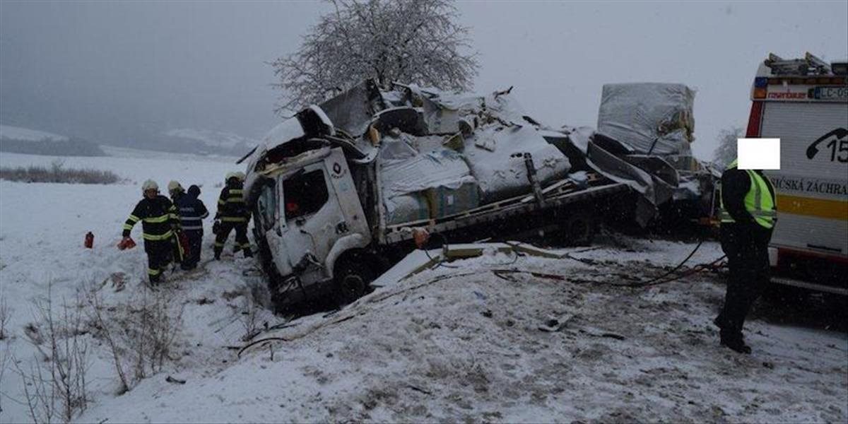 FOTO Tragickú nehodu v obci Fiľakovské Kováče zrejme spôsobil vodič jedného z kamiónov