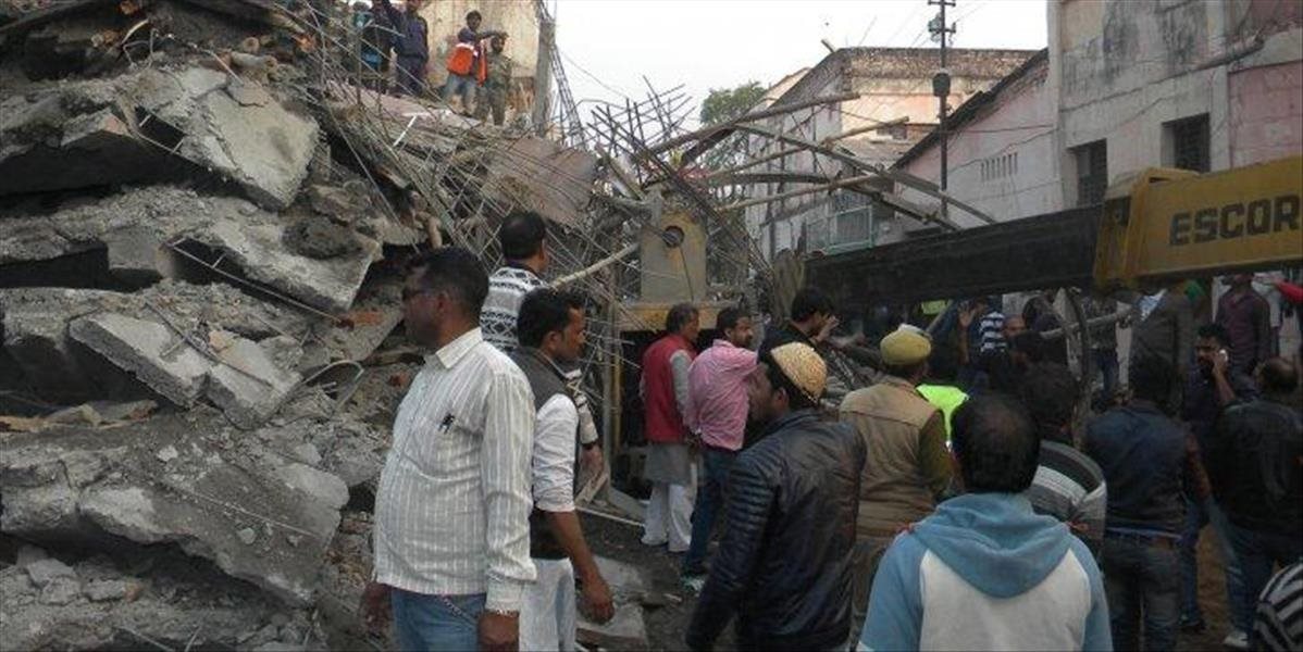 VIDEO V Indii sa zrútila budova: Sedem mŕtvych a mnohí sú pod troskami, zachránili dievčatko (4)