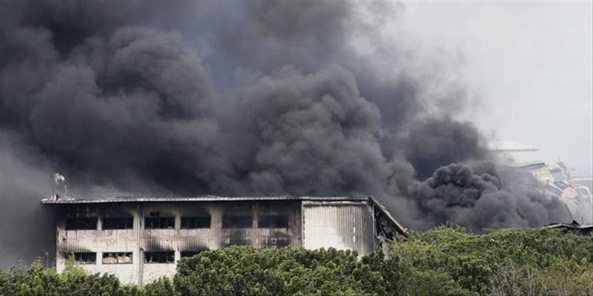 FOTO Pri požiari v továrenskom komplexe na Filipínach sa zranilo vyše 120 zamestnancov