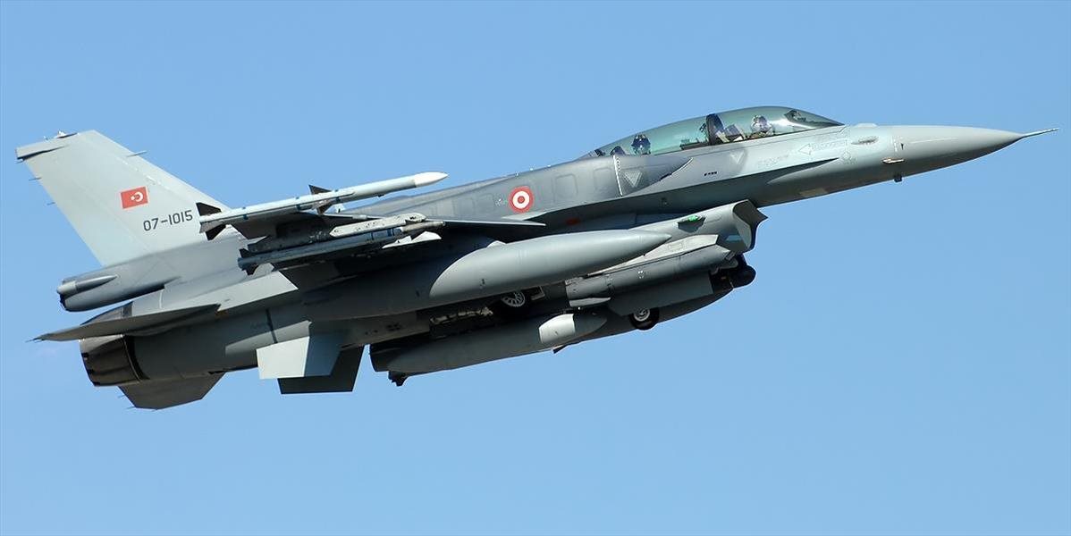 Turecké lietadlá z medzinárodnej operácie bombardovali bojovníkov IS
